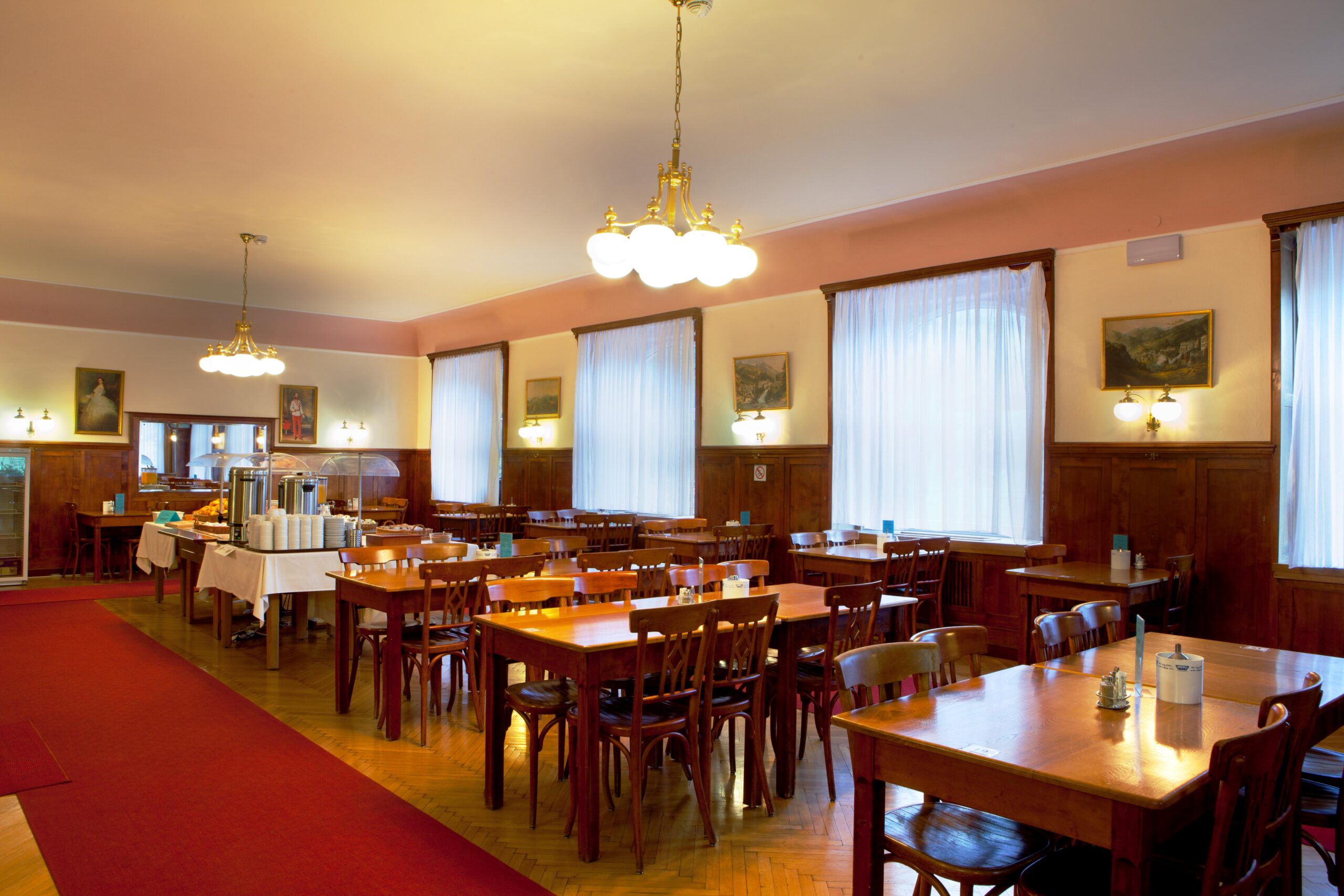 Frühstücksraum im Thermenhotel Krone in Bad Gastein
